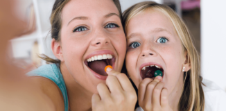 Mama-i-corka-razem-jedza-zdrowe-warzywa
