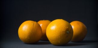 Pomarancze-na-czarnym-tle
