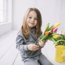 Mała dziewczynka z tulipanami
