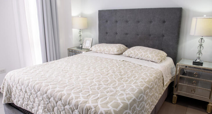 Jakie korzyści płyną z posiadania łóżka tapicerowanego z szufladami?