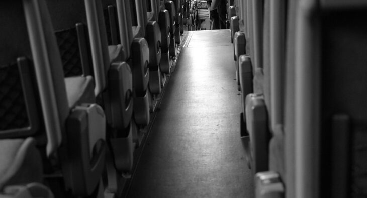 Jak bezpiecznie wynająć autokar na wycieczkę szkolną? Sekretne triki i najważniejsze wymogi prawne!