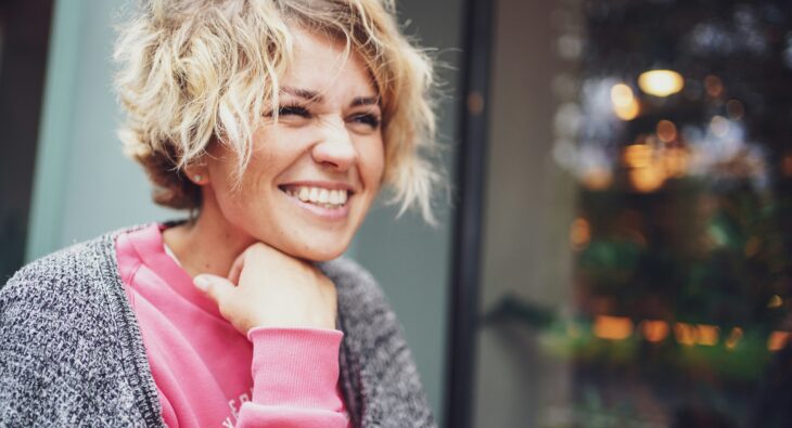 Powiększanie piersi po ciąży – kiedy to dobry moment na zabieg?